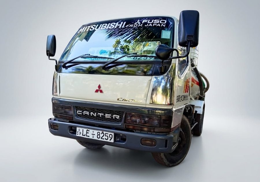Mitsubishi Canter bowser front