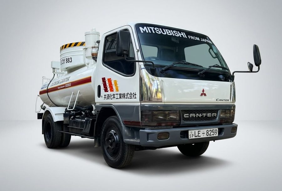 Gully bowser service vehicle