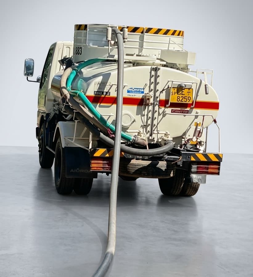 Bowser rear with suction hose